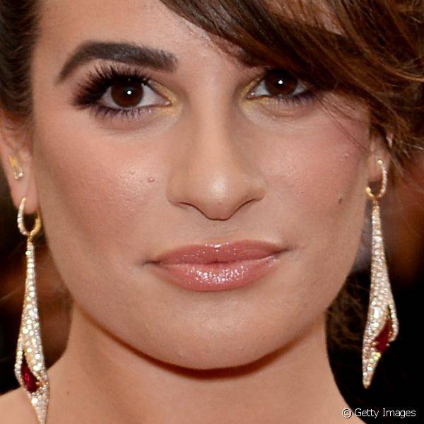 Lea Michele usou a sombra dourada bem marcada no canto interno e, além do esfumado marrom, ainda finalizou os olhos com longos cílios postiços
